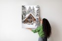 Plakat Skandynawski Domek Pokryty Śniegiem W Zimowym Lesie