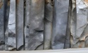 Fototapeta Pionow Skały na Wymiar – Industrialna Ściana Skalna 3D, Mural Ciemny Kamień do Salonu i Sypialni – Tekstura Warstwowa